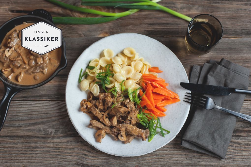 Boeuf Stroganoff mit Orecchiette und Buttermöhren