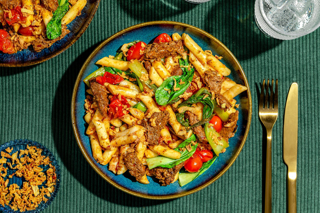 Tteokbokki mit veganem Rindfleisch in pikanter Tomatensauce mit Pak Choi
