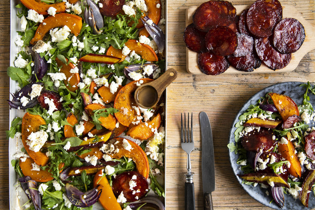 Feiner Wintersalat mit Feta und Chorizo mit gebackenem Kürbis und Rucola