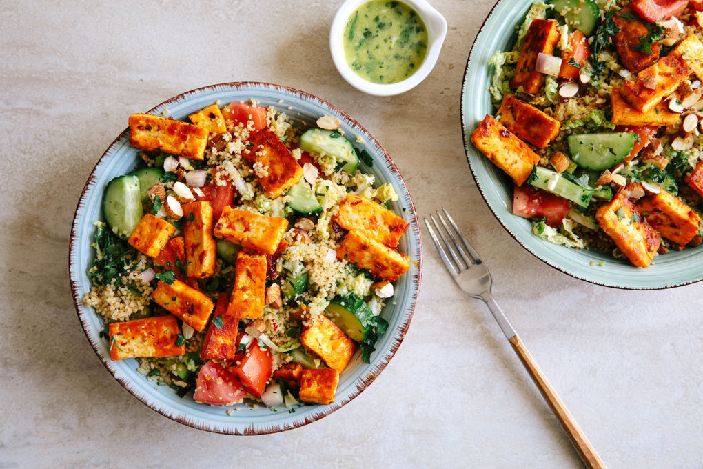 Couscous-Bowl mit pikantem Halloumi mit Chinakohl, Gurke und Rauchmandeln