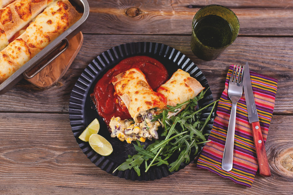Mexikanische Enchiladas mit cremiger Bohnen-Mais-Füllung und Sala