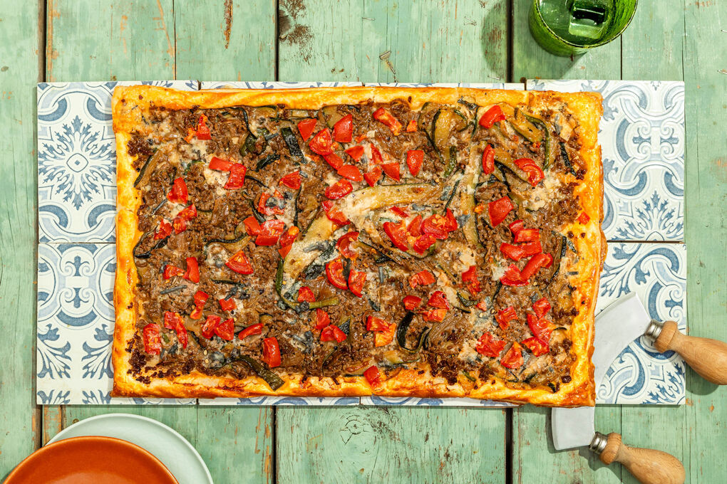 Hackfleischtarte mit Blauschimmelkäse mit Tomaten und Zucchini