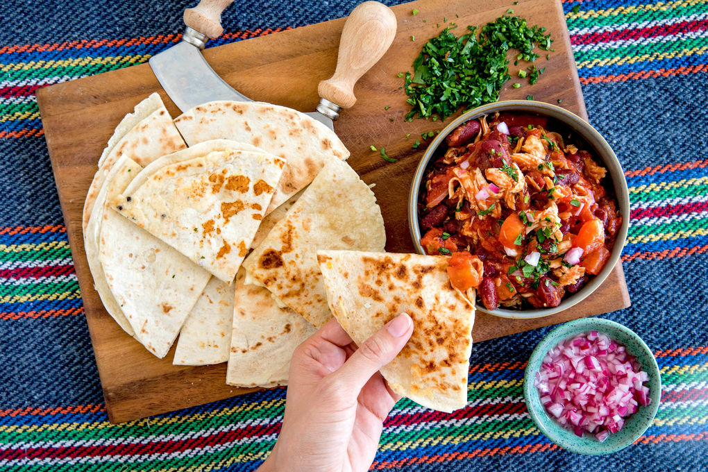 Rauchiges Chili mit Huhn und knusprigen Käse-Quesadillas