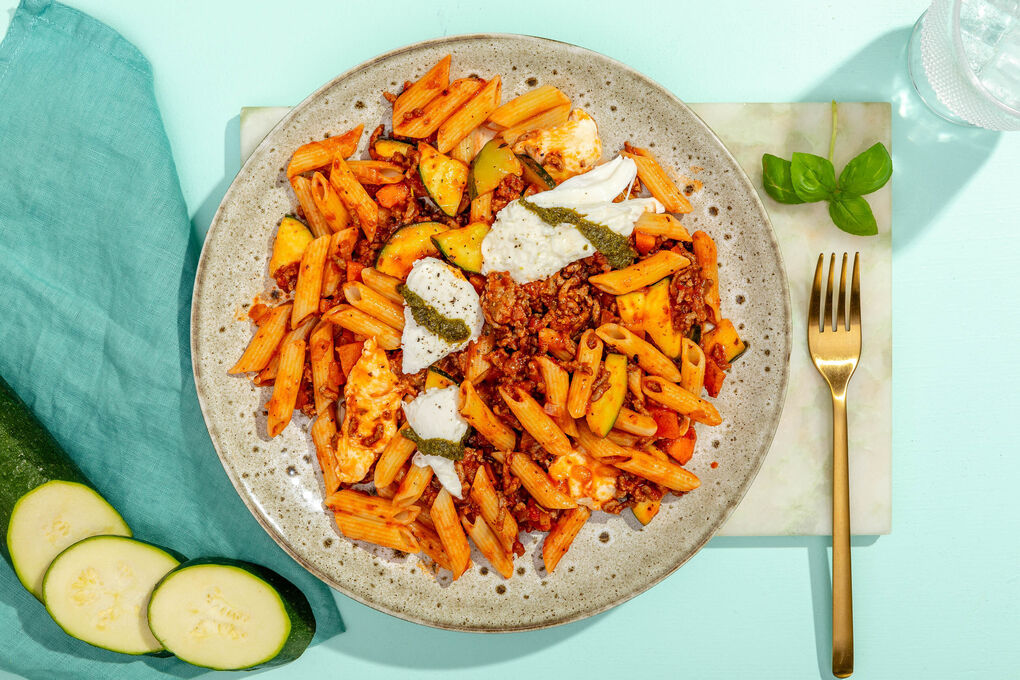 Mozzarella-Hackfleisch-Penne in Tomatensauce mit Karotten und Zucchini