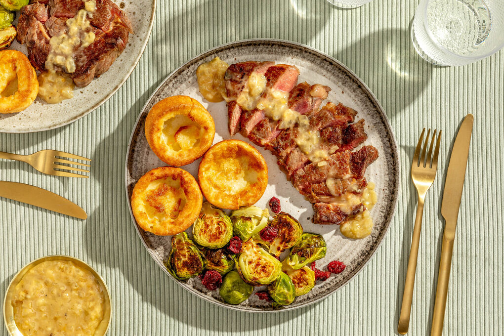 Bio-Entrecôte mit Salbeisauce dazu Yorkshirepudding und feiner Rosenkohl