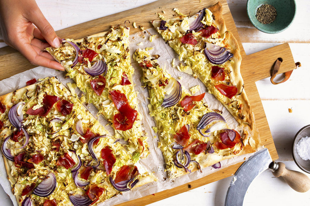 Herzhafter Wirsing-Flammkuchen mit Serrano und Schmand