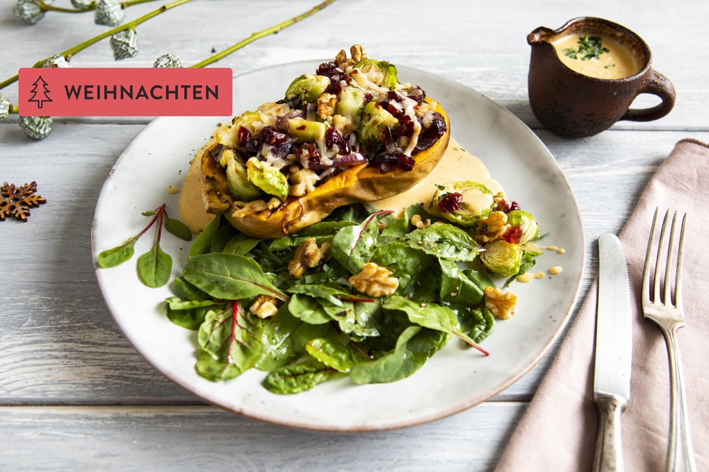 Ofenkürbis mit Rosenkohl-Walnuss-Füllung mit cremiger Salbei-Kürbis-Sauce und Salat