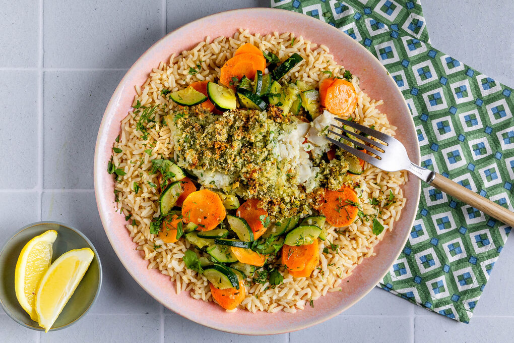 Gebackener Seehecht auf Naturreis mit gebratenen Karotten und Zucchini