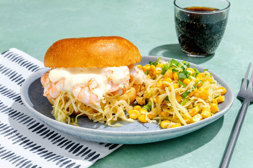 Cremige Ingwer-Garnelen im Sandwich mit knackigem Mais-Slaw