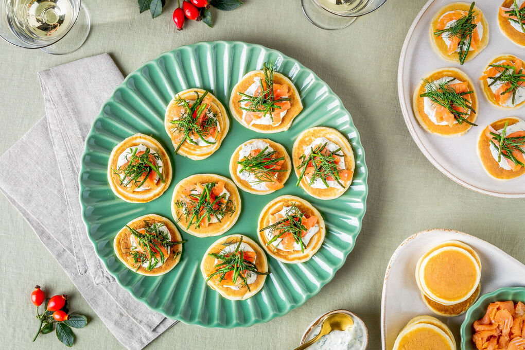 Festtags-Blini mit Räucherlachs mit Meerrettichcreme, Queller und Dill