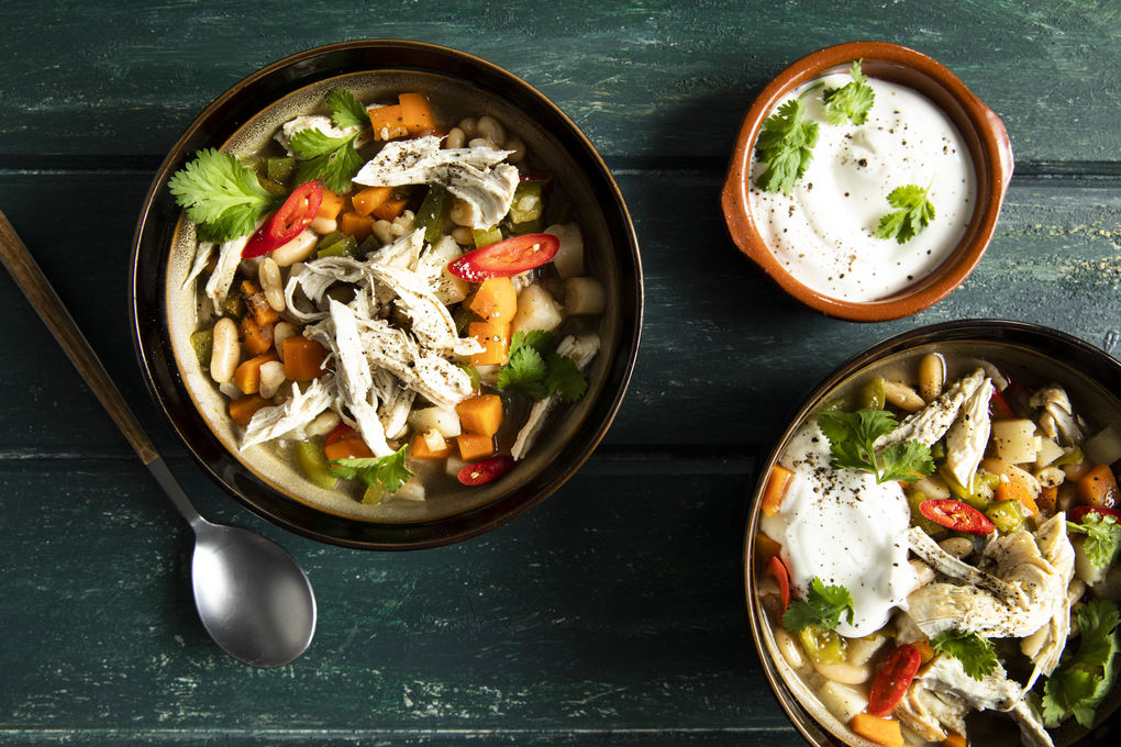 Weißes Hähnchen-Chili mit Pastinake mit Sauerrahm und Koriander