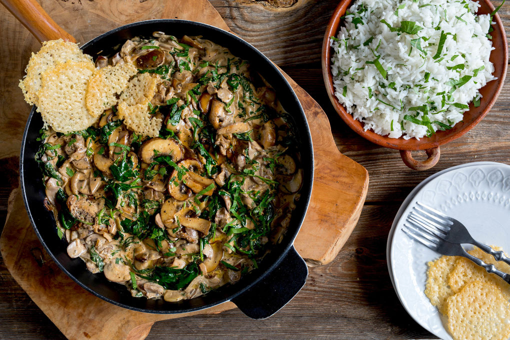 Schnelles Champignon-Spinat-Stroganoff mit Basmatireis und Käsetalern
