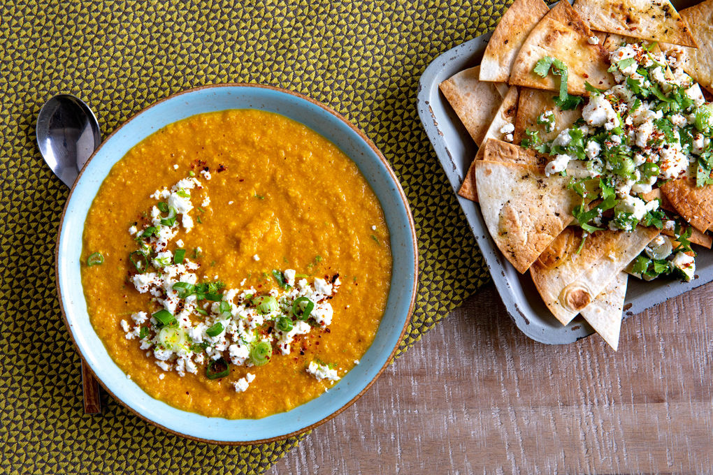 Mexikanischer Eintopf mit Kräuter-Feta und Mais, dazu knusprige Tortillas