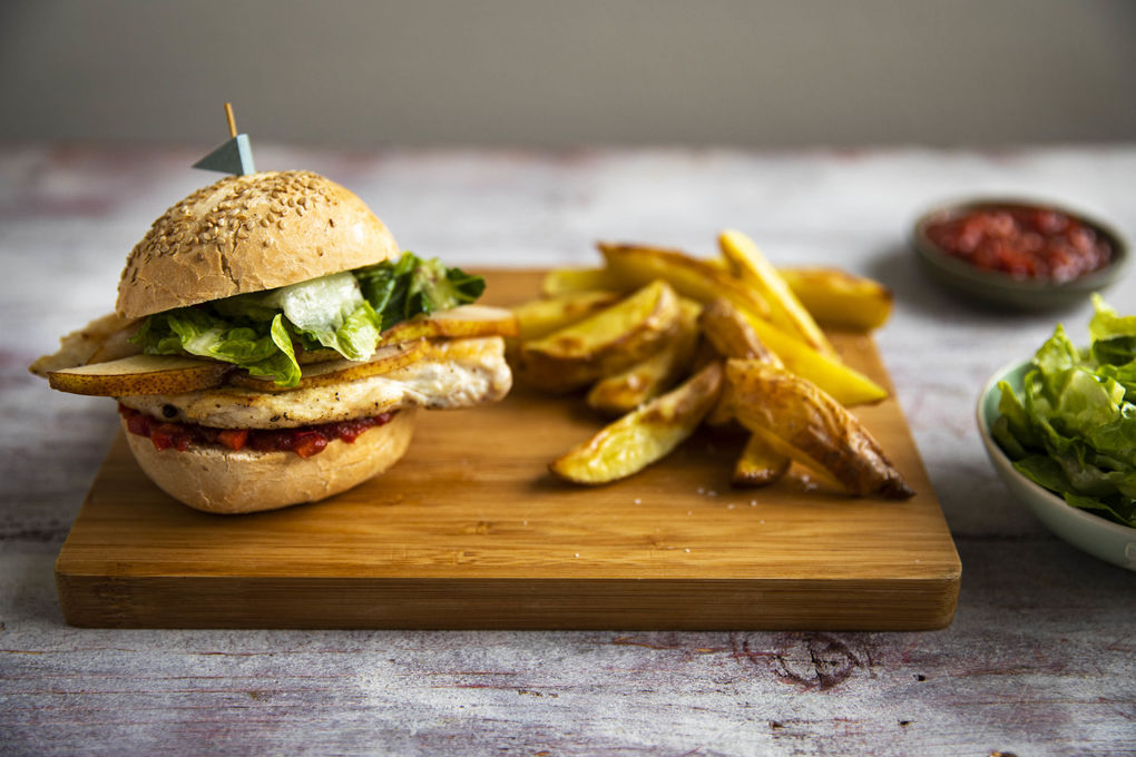 Hähnchenburger mit Birne und Röstkartoffeln mit Trüffelketchup