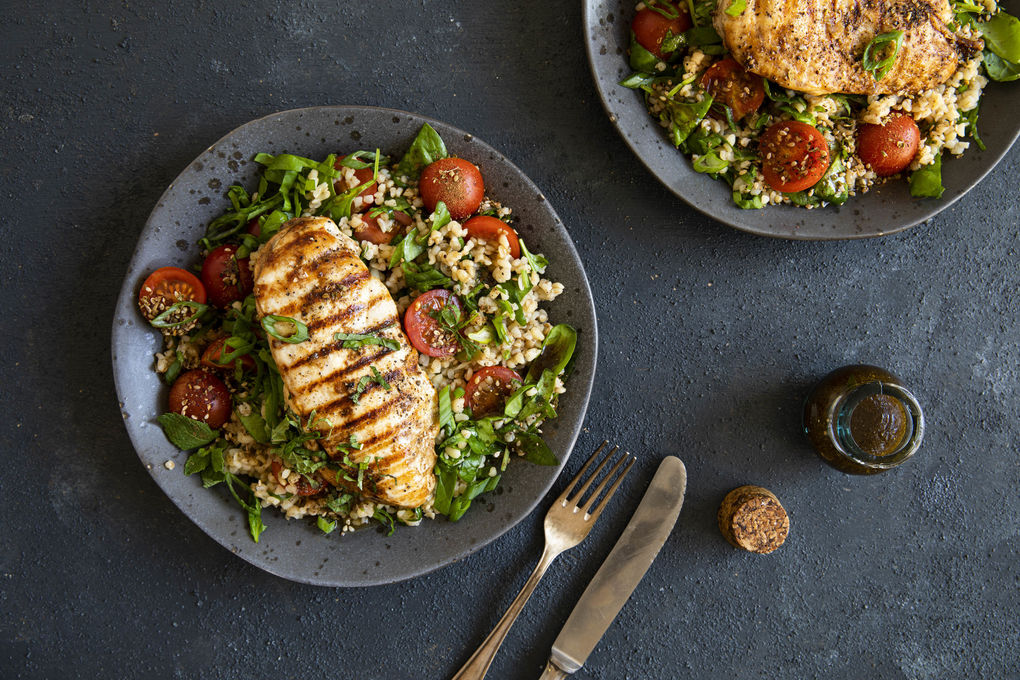 Zartes Hähnchen mit Granatapfelglasur auf Tomaten-Spinat-Bulgur mit Minze