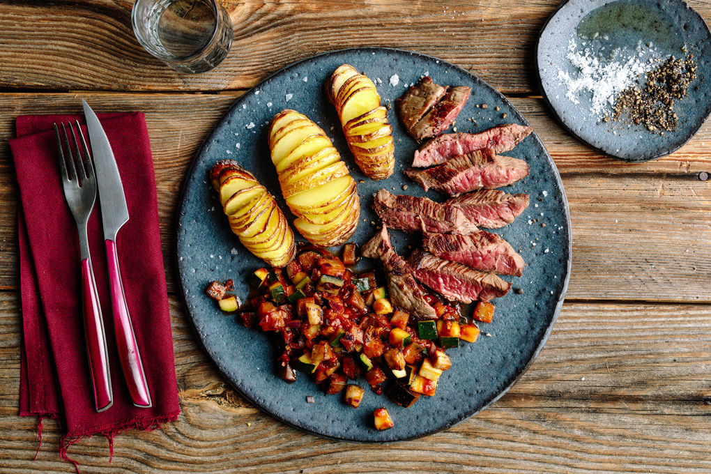 Rindersteak mit Ratatouille und gerösteten Fächerkartoffeln