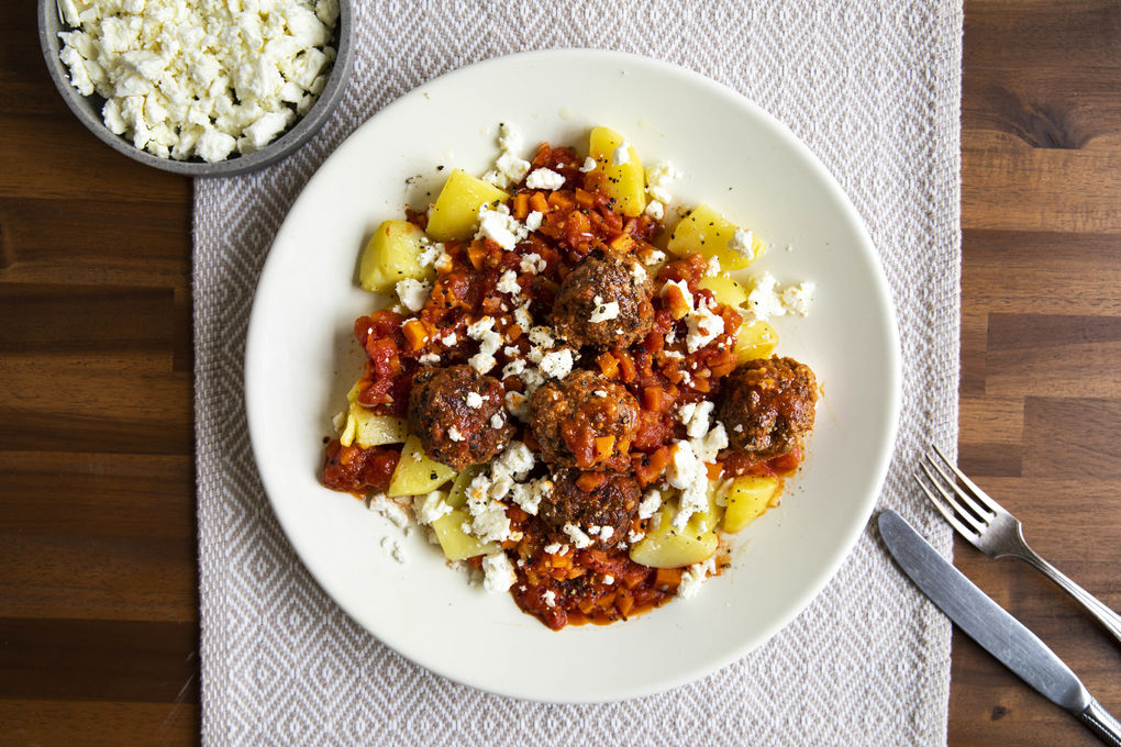 Hackbällchen in Tomatensugo mit Kartoffeln und Fetakäse