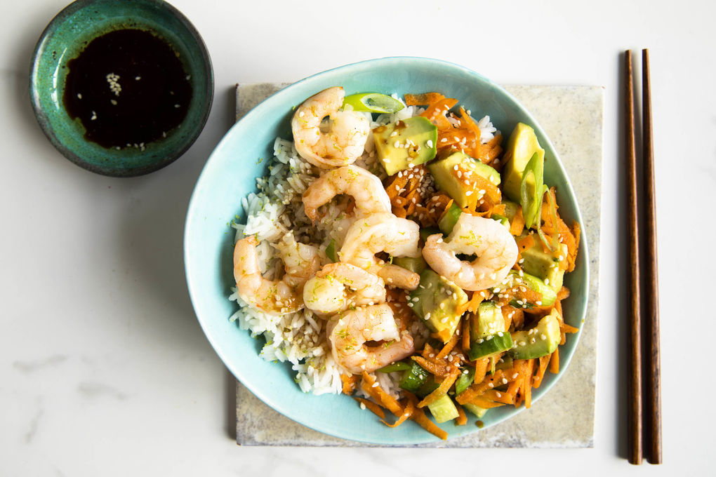 Poké Bowl mit Tigergarnelen und Avocado auf duftigem Jasminreis