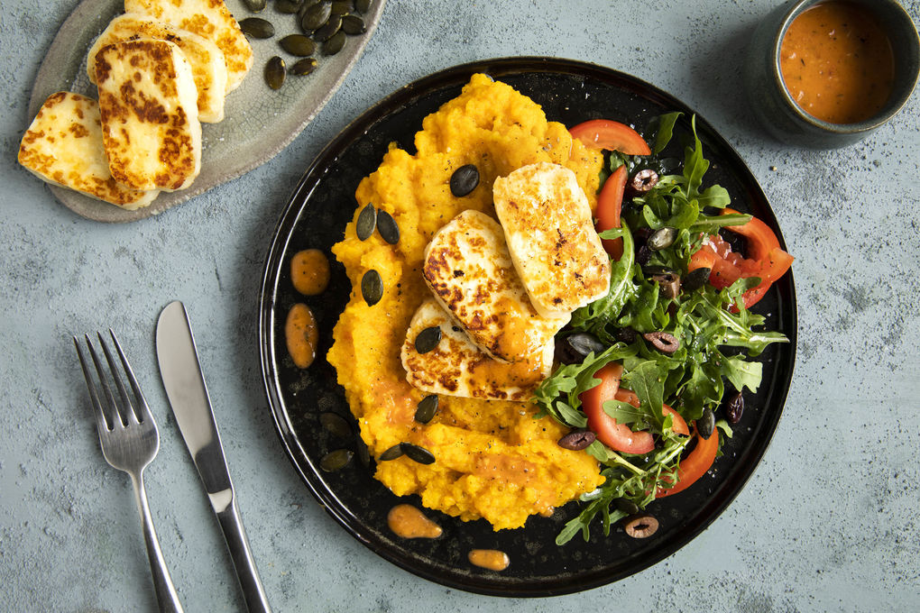 Halloumi auf Kürbis-Sellerie-Stampf dazu Tomaten-Rucola-Salat mit Oliven
