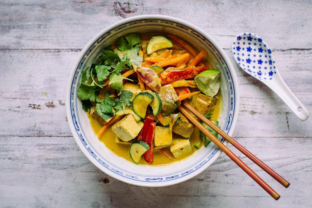 Thailändisches Tofu-Gemüse-Curry mit Kokosmilch und Koriander
