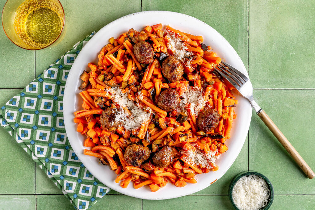 Linsen-Strozzapreti mit Geflügelhackbällchen und würziger Tomaten-Auberginen-Sauce