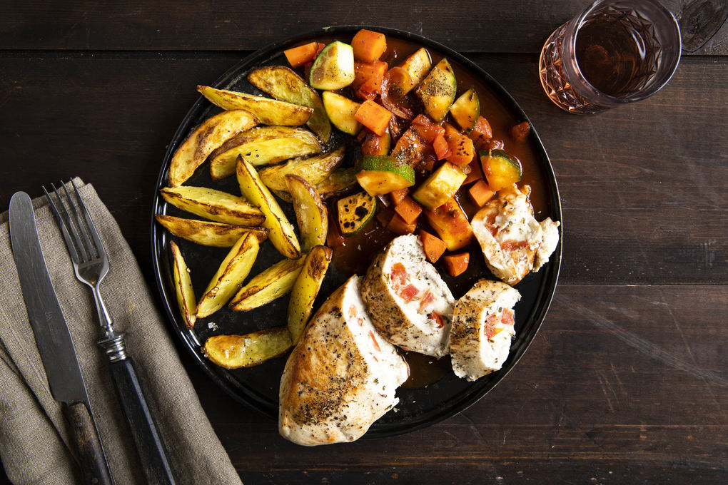 Hähnchen mit Tomate und Mozzarella dazu gebackene Kartoffeln und Gemüse