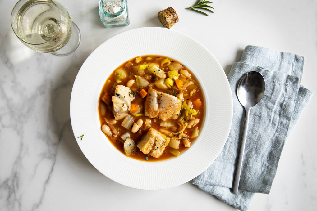 Aromatische Fischsuppe mit Fenchel mit weißen Bohnen und Rosmarin