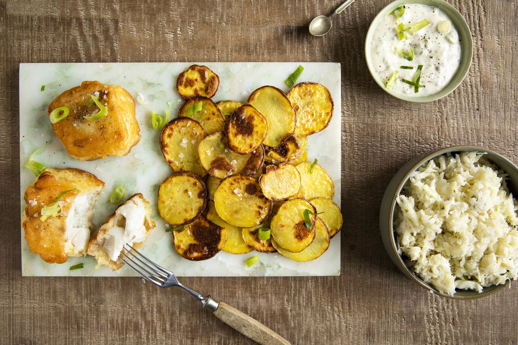 Fish ’n’ Chips mit saftigem Kabeljau dazu Kapern-Remoulade und Weißkohlsalat
