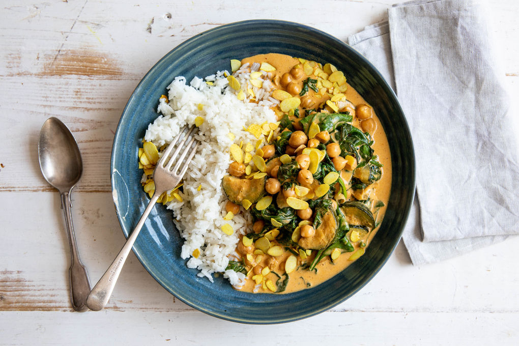 Kichererbsen-Spinat-Korma mit Zucchini und gerösteten Mandeln, dazu Reis