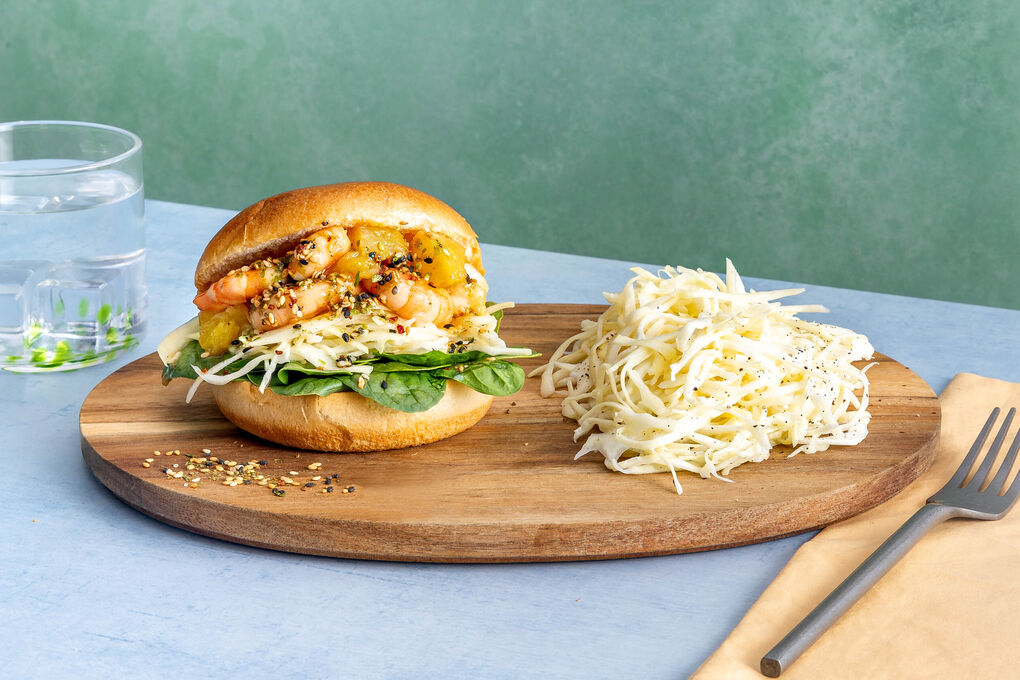 Garnelen-Teriyaki-Burger mit Spinat, Ananas und Krautsalat