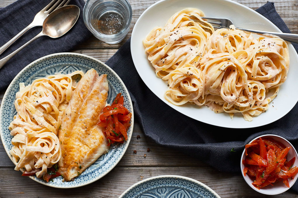 Saftiger Nilbarsch mit Pasta und weißer Tomatensauce