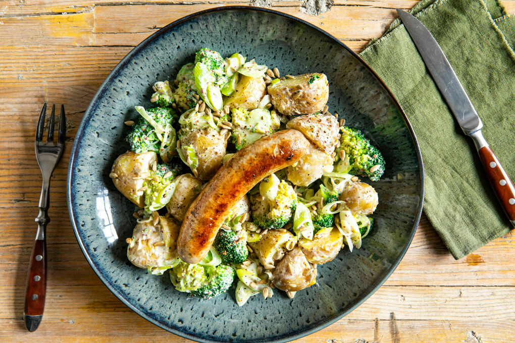 Bio-Rindswurst und Kartoffel-Brokkoli-Salat mit würzigem Joghurtdressing
