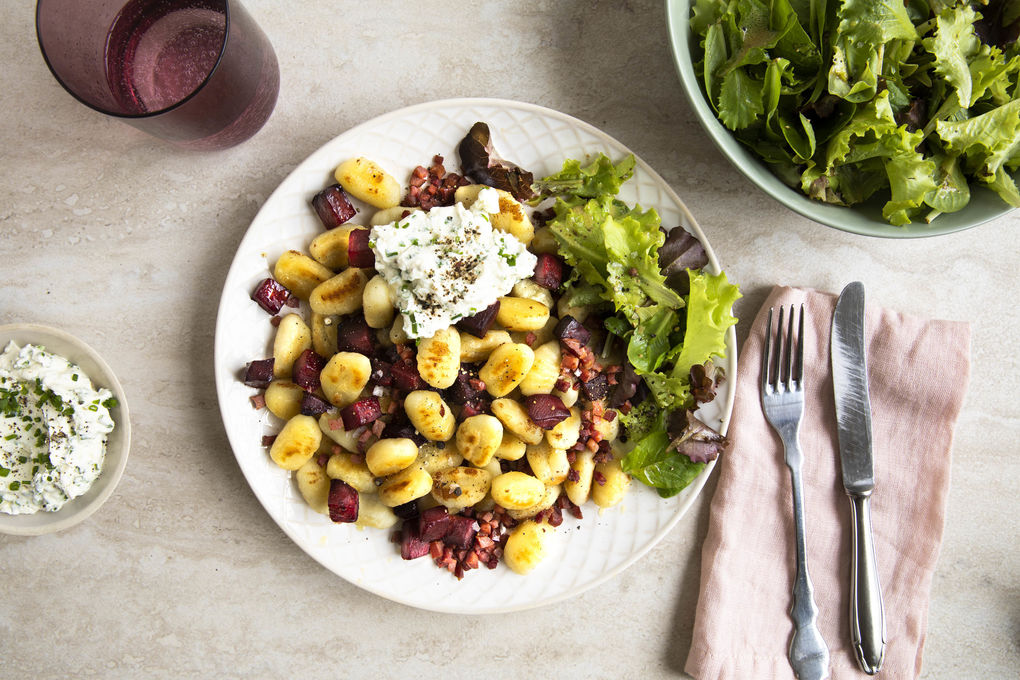 Gnocchipfanne mit Speck und Roter Bete dazu gemischter Salat