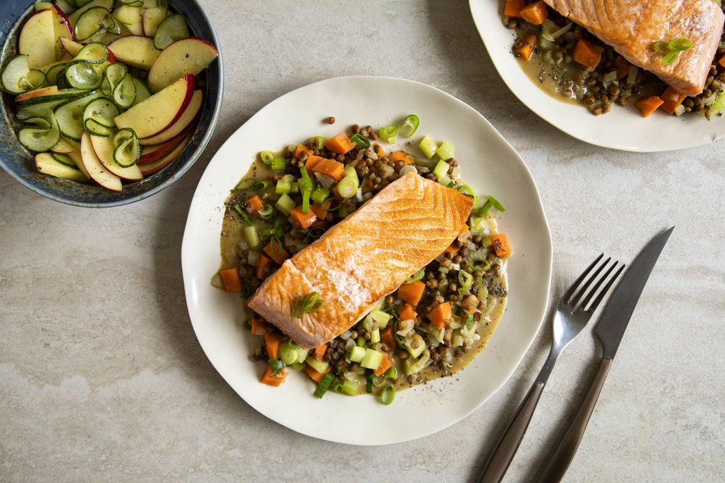 Gebratener Lachs mit Linsengemüse und Apfel-Gurken-Salat