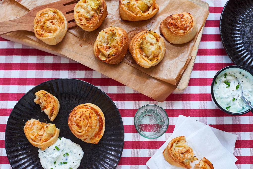 Pizza-Schnecken mit Artischocken und Schnittlauch-Dip