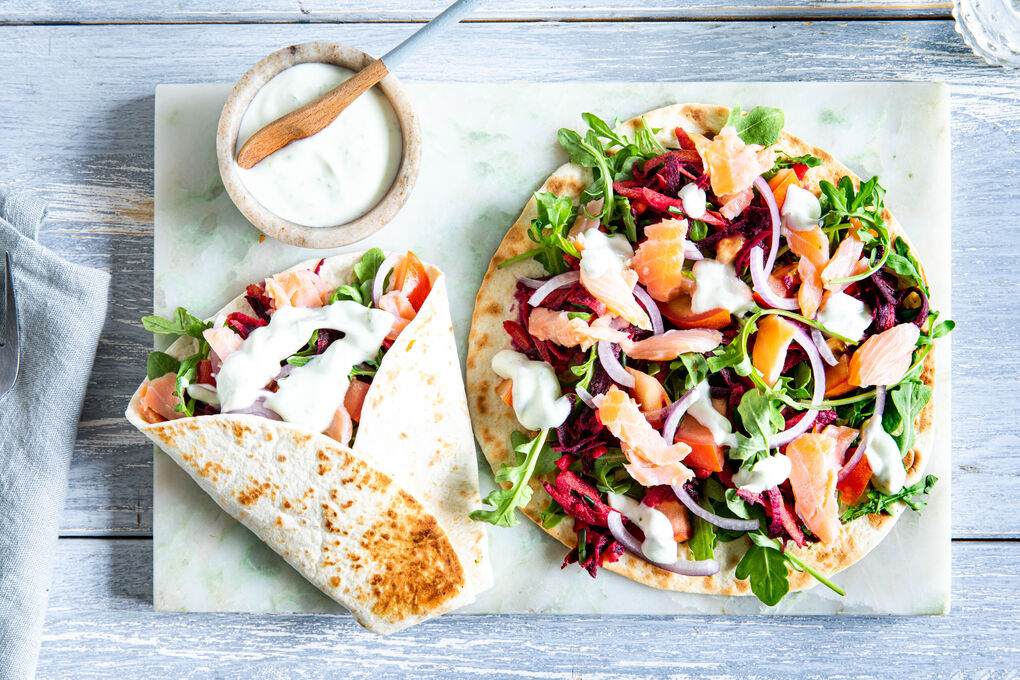 Räucherlachs-Rucola-Wraps mit Karottensalat und Limetten-Crème fraîche