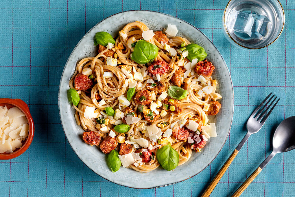 Vegetarische Chorizo-Vollkornspaghetti mit Crème fraîche und hartgekochtem Ei