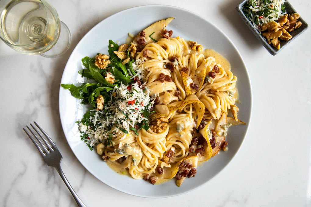 Pasta mit Birnen-Blauschimmel-Sauce mit gerösteten Walnüssen und Rucolasalat