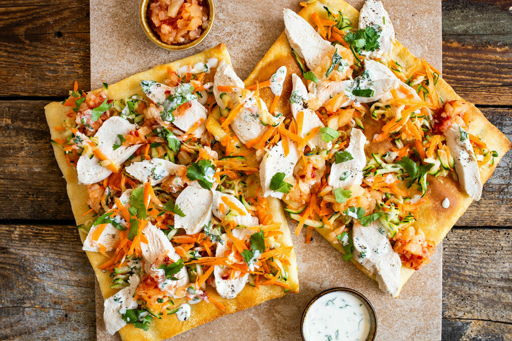 Knusprige Tartines mit Bio-Hähnchen mit pikanter Ananas und Korianderdip