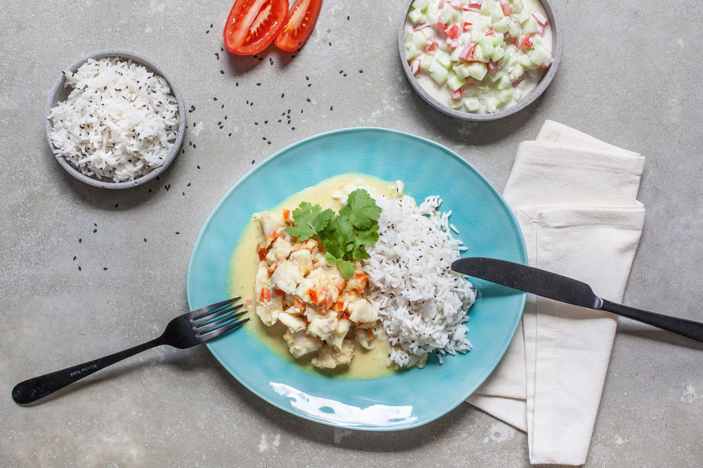 Indisches Fischcurry mit Sesamreis und Tomaten-Gurkenjoghurt