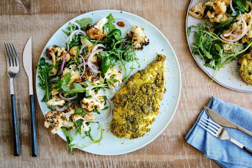 Bio-Hähnchen mit Pistazienhaube dazu Rucola-Rosinen-Salat mit Blumenkohl
