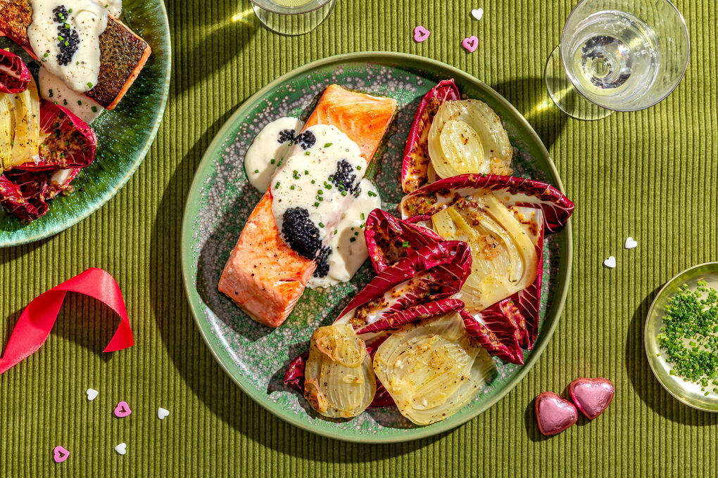 Lachs mit Zitronensauce und Seealgen-Kaviar an Chicoréesalat mit geschmortem Fenchel