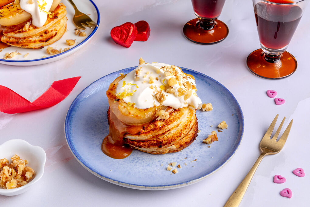 Blätterteigtörtchen mit Walnuss und Birne dazu Miso-Karamellsauce und Crème fraîche