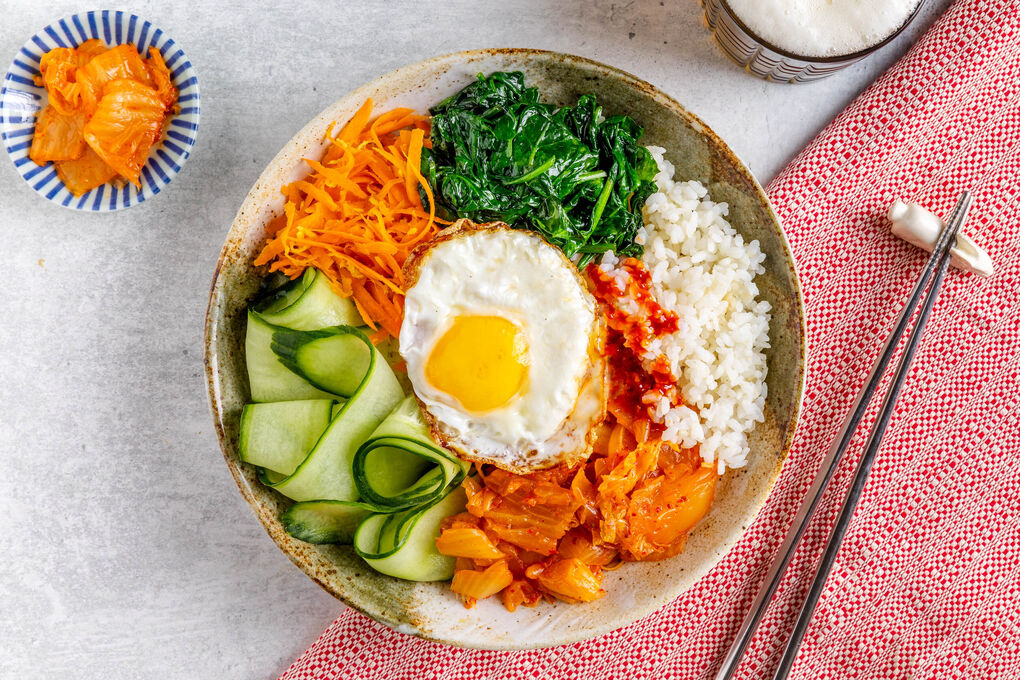 Vegetarisches Bibimbap mit Spiegelei und Kimchi