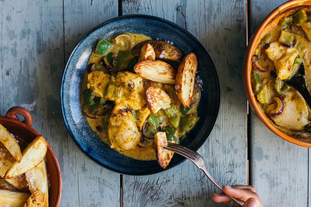 Korma-Hähnchen aus dem Ofen mit gebackenen Kartoffeln