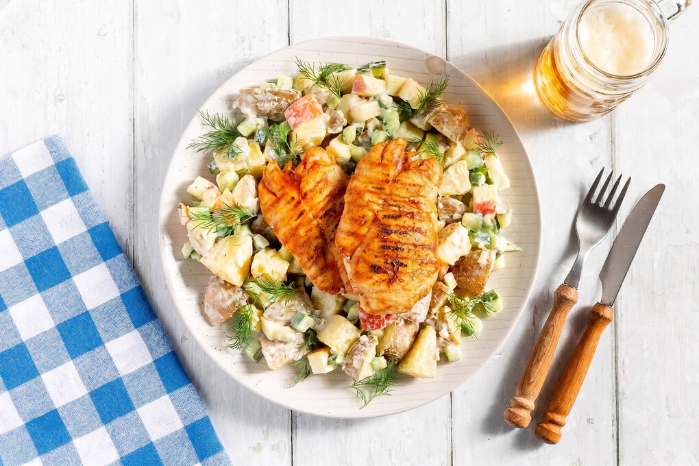Würzige Hähnchenbrust kross gebraten mit fruchtigem Kartoffel-Dill-Salat