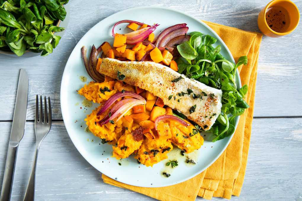 Kabeljaufilet an zweierlei Kürbis mit Zitronenthymian und Feldsalat