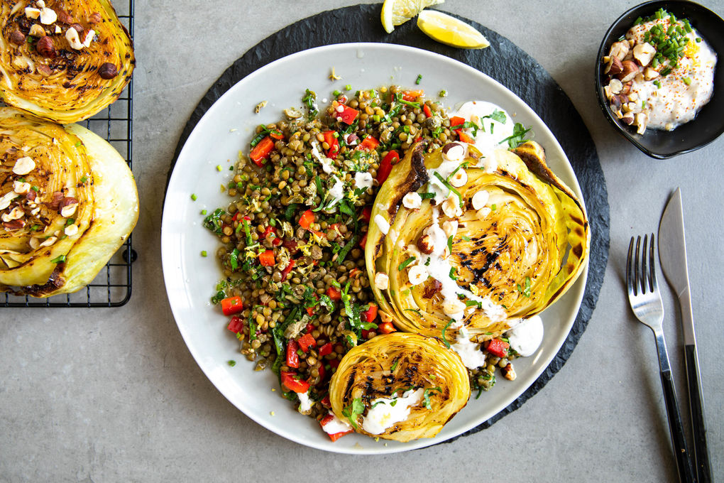 Weißkohlsteaks mit Chimichurri-Linsen und Saure-Sahne-Knoblauch-Dip mit Koriander