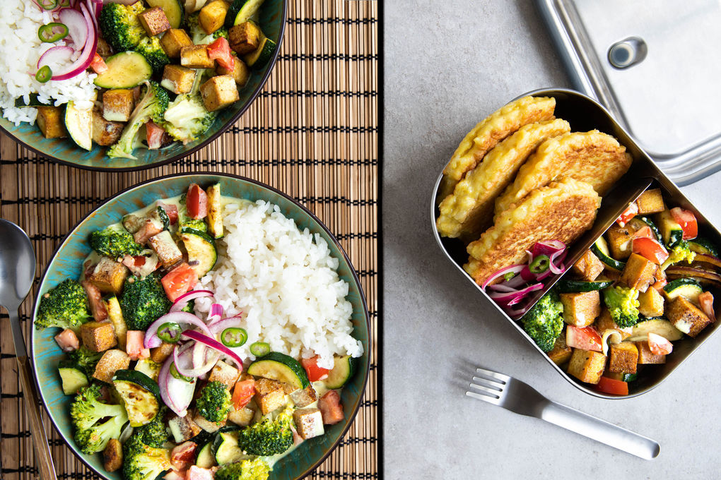 2in1: Tandoori-Tofu mit Gemüsecurry & Reispfannkuchen mit Gemüsecurry