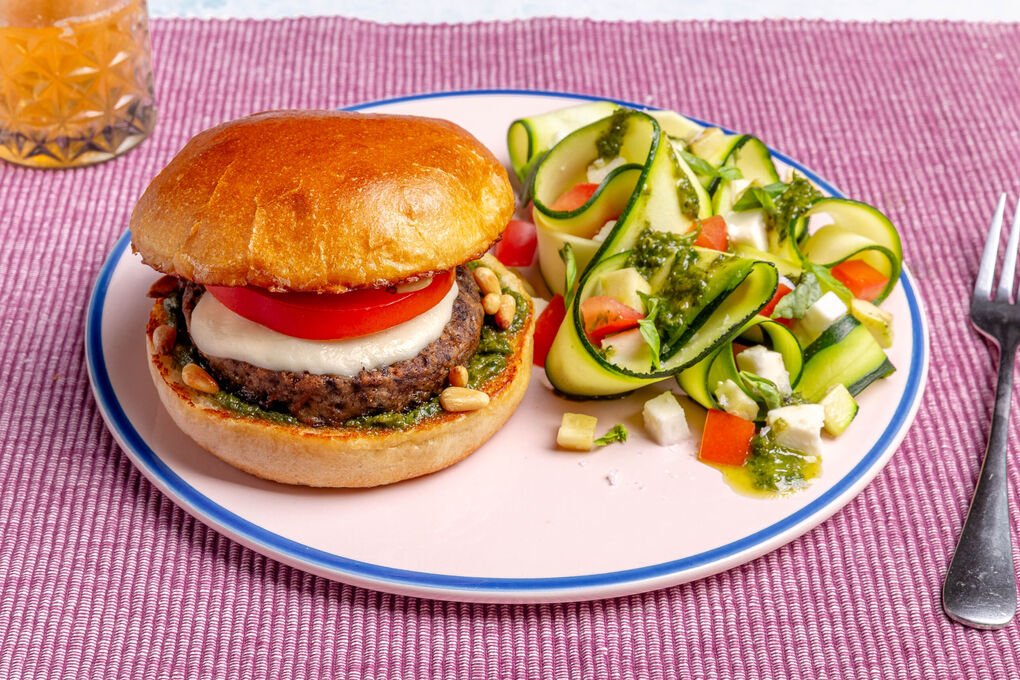 Veggieburger à la Caprese mit Champignonpatty und buntem Salat